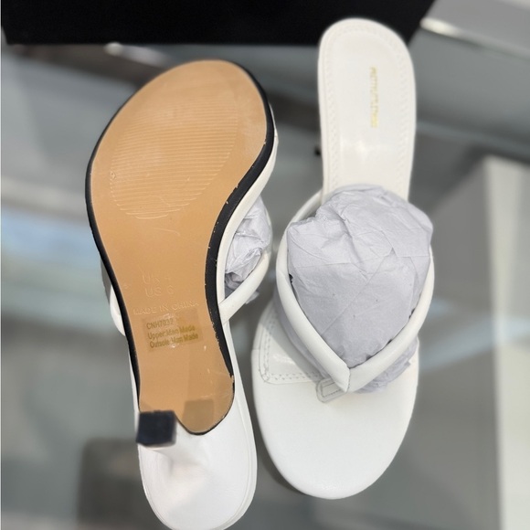 Prettylittle Thing Round Toe Thong Mid Heel White Mules NEW (sz 6) - Picture 5 of 7